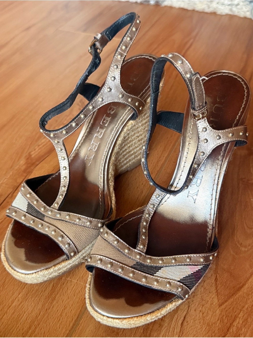 Authentic Burberry Women’s Metallic Bronze/Tan Espadrille Wedge Sandals ✨